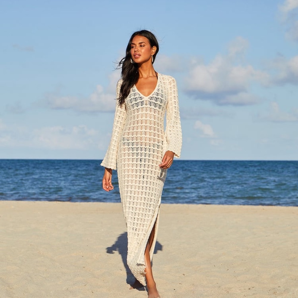 NWT lulus beach cover up size small. Never worn